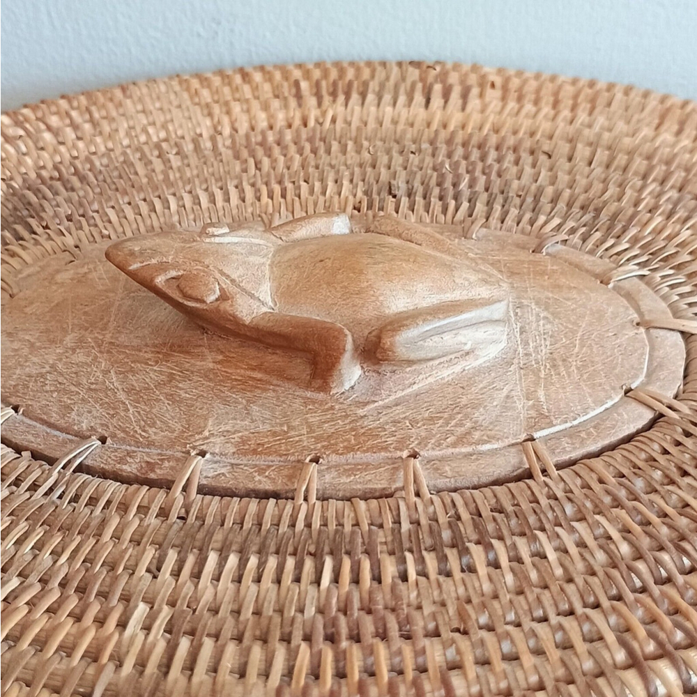 Vintage Woven Oval Rattan Basket W/ Carved Wooden Frog On Lid Indonesian - Picture 6 of 10